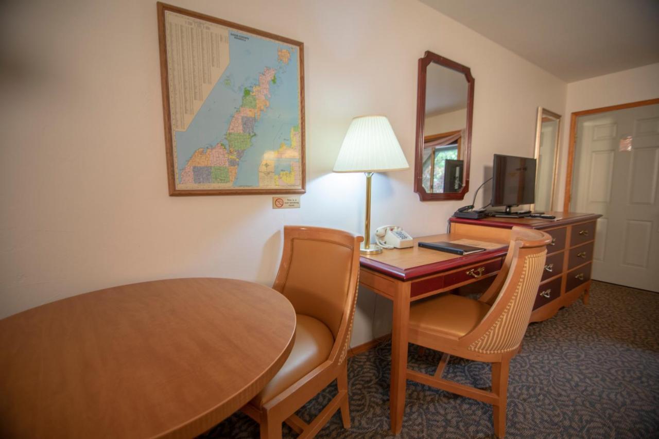 Coachlite Inn Sister Bay Bagian luar foto