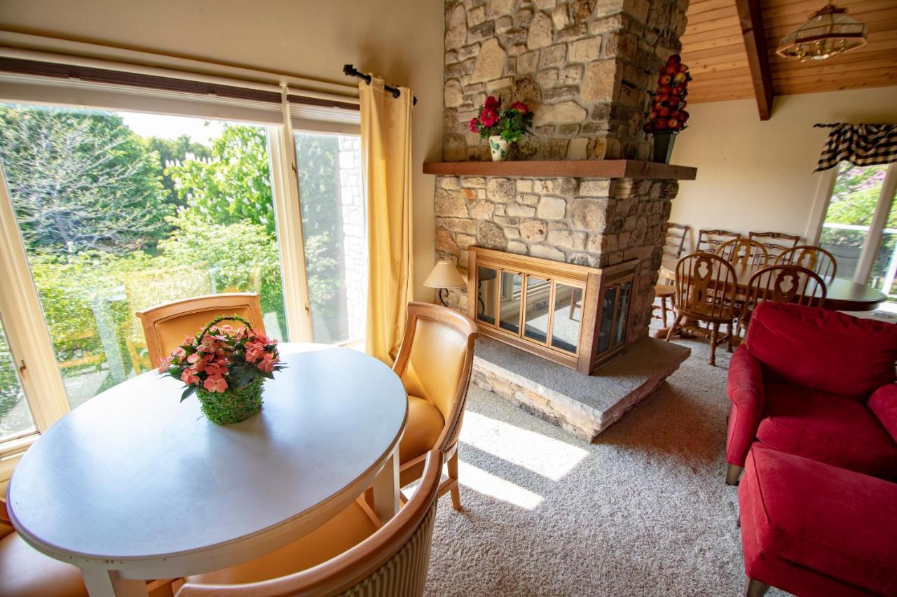 Coachlite Inn Sister Bay Bagian luar foto