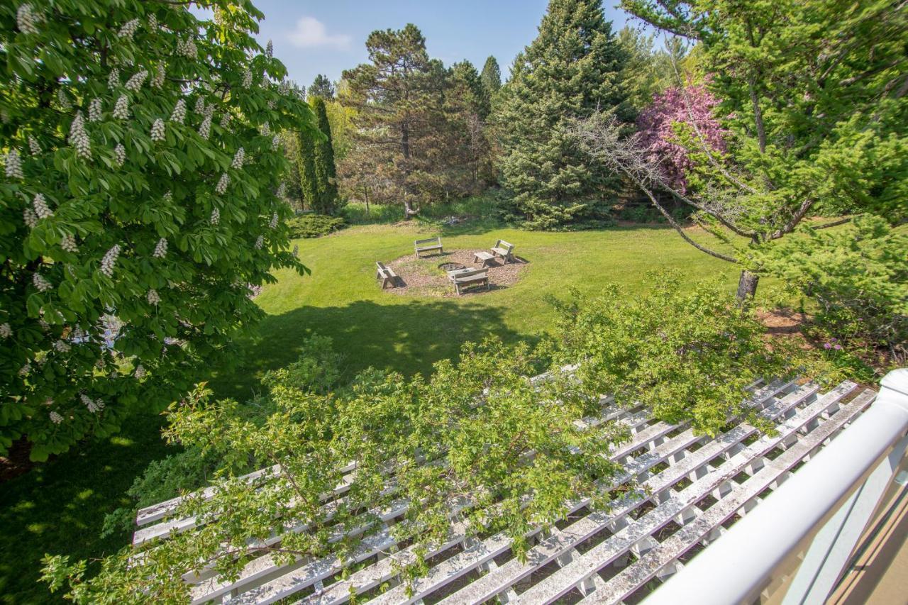Coachlite Inn Sister Bay Bagian luar foto